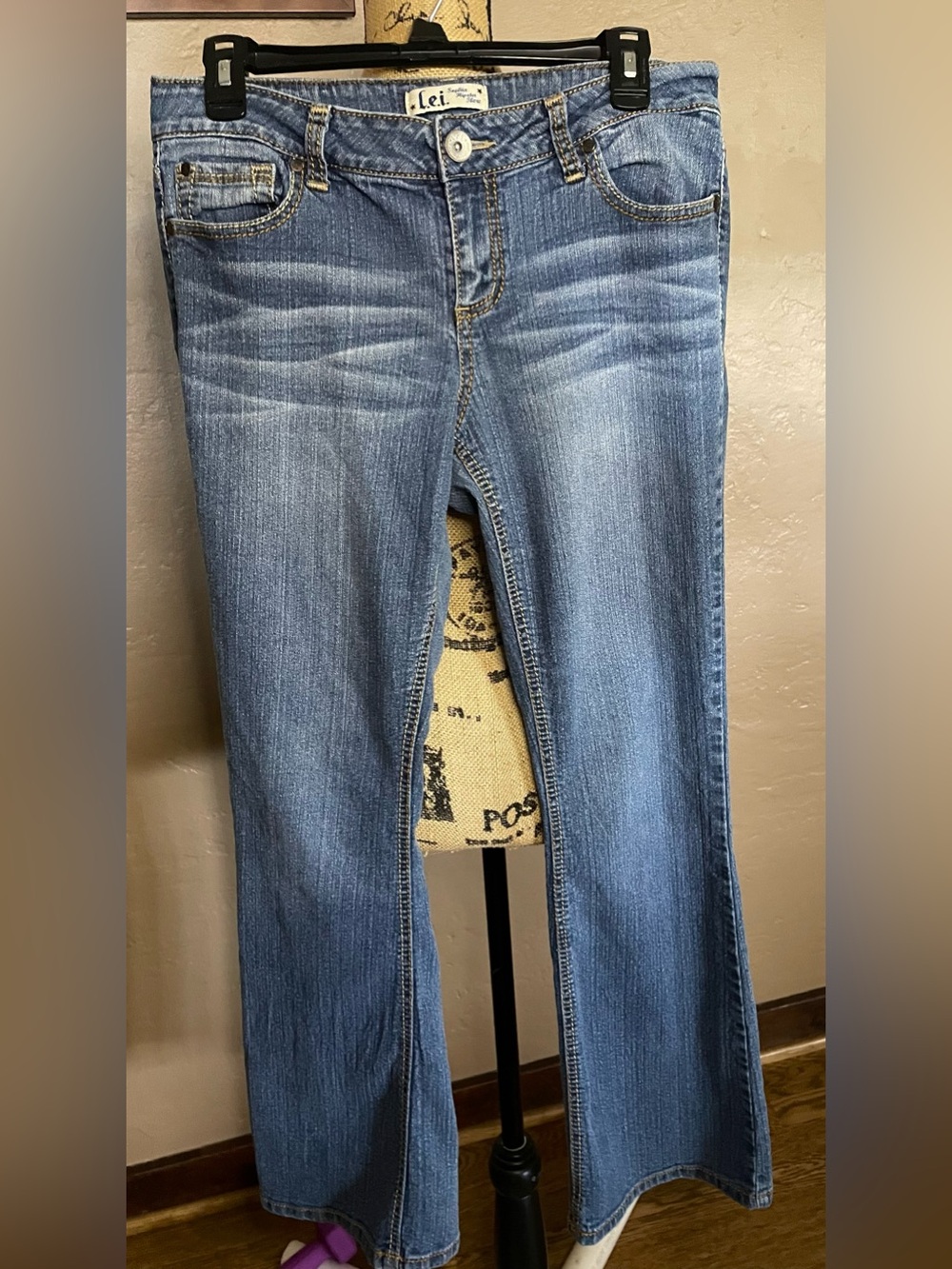 L.E.I. Sophia Hipster Flaxe Denim Juniors Boot Cut Jeans Gold Stitching